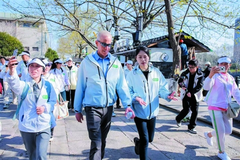 安利全球CEO迈克尔·尼尔森参与“健康走大运”杭州站活动